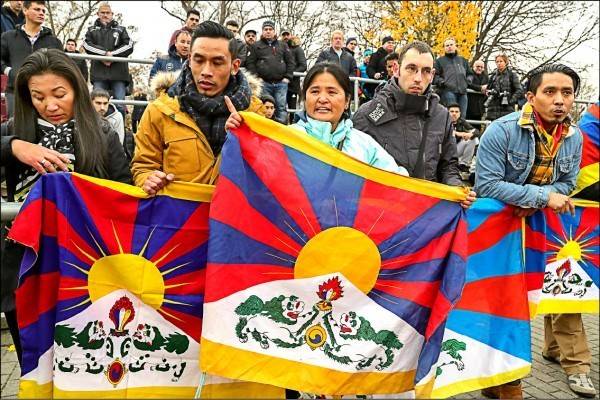 中國隊因場上出現西藏「雪山獅子旗」，與德國發生爭議，雙方合作確定中斷。(歐新社)