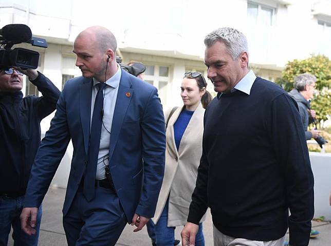 This file photo taken on Sept. 29, 2024 shows Austrian Chancellor Karl Nehammer &reg; walking to a polling station in Vienna, Austria. (Xinhua/He Canling)