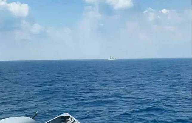 美菲兩國與本月 3 、 4 日舉辦聯合巡航，期間中國軍艦尾隨，被菲律賓官方拍下照片。但中國國內卻掀起「菲律賓砲口對向中國黃山艦」的傳言。 圖：翻攝自知乎
