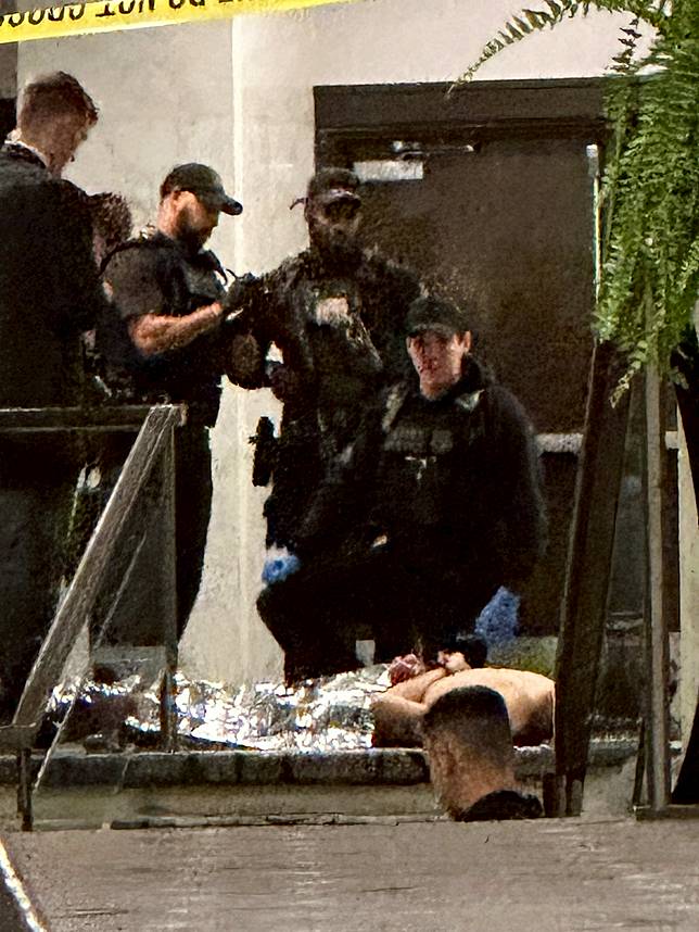 美聯社攝影記者找網路訊號上傳照片時，意外拍攝到槍手被制伏畫面。美聯社