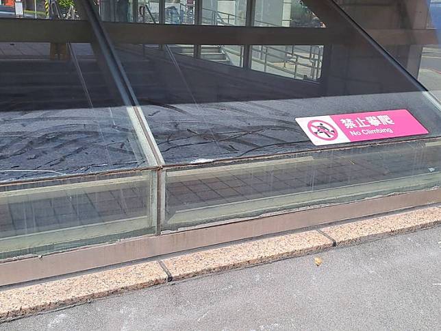 捷運永寧站有8位民眾於出口採光玻璃玩滑板，造成玻璃龜裂毀損。台北捷運公司提供