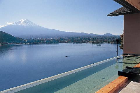 日本富士山河口湖住宿推薦｜頂樓泡溫泉一覽富士山，人生一定要去感受一次！