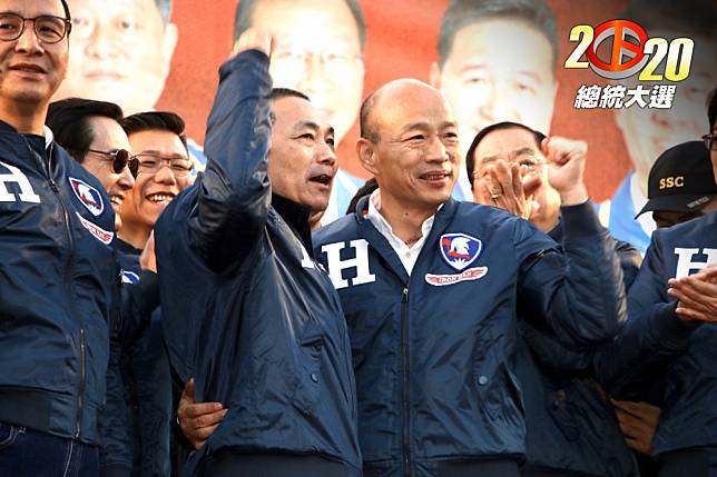 國民黨總統候選人韓國瑜今午到全國最大票倉新北市，與新北市長侯友宜「禿漢」合體同框。(王侑聖攝)