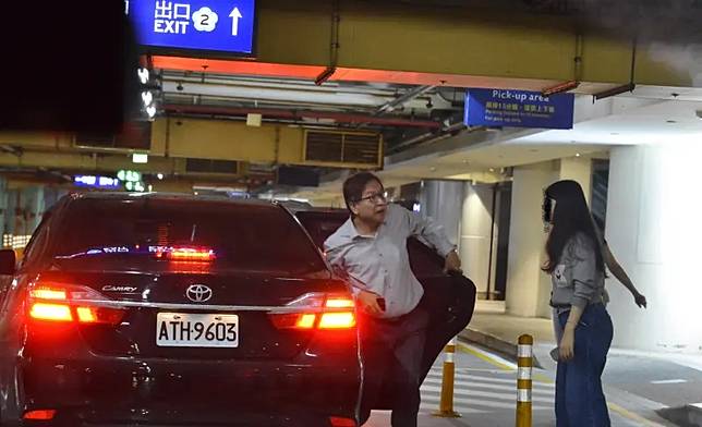 ▲監察委員林郁容被爆料疑似使用公務車到機場接送親友。（圖／取自林國春臉書）