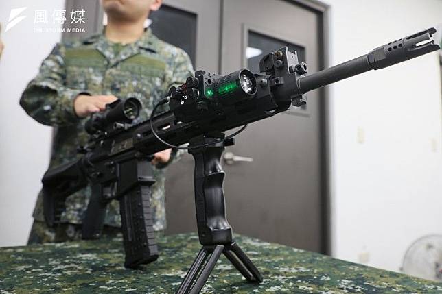 國軍軍備局9日展示第205廠兵工廠研製的XT-112新式戰鬥步槍 ，步槍配有近戰瞄準鏡。（柯承惠攝）