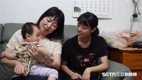 當日專訪主題其實主要為「我很笨，但我很努力當個好媽媽」，講述（圖右）新手媽媽雖領有身心障礙手冊，表達能力比較緩慢，但她很努力學習當一個母親，特別是在照顧唇腭裂寶寶這一部分。（圖左）婆婆擔心媳婦會緊張，特地返家陪同採訪，兩人互動就像母女一樣，感情相當好。（圖／記者張雅筑攝）