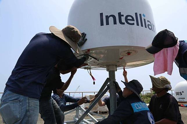 南沙太平島中軌衛星系統開通改善通訊，管碧玲稱下一站是東沙。(取自管碧玲臉書粉專)