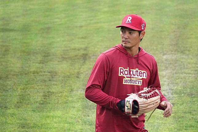 樂天桃猿隊8日在桃園棒球場練球，詹智堯在外野進行守備練習。記者蘇志畬／攝影