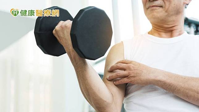 一般人過了40歲之後，每十年會流失8%之肌肉量，導致影響整體健康狀況及跌倒風險，藉由安全及有效的運動及負重肌力訓練，可讓病友及長輩改善肌肉力量及提升肢體協調性。