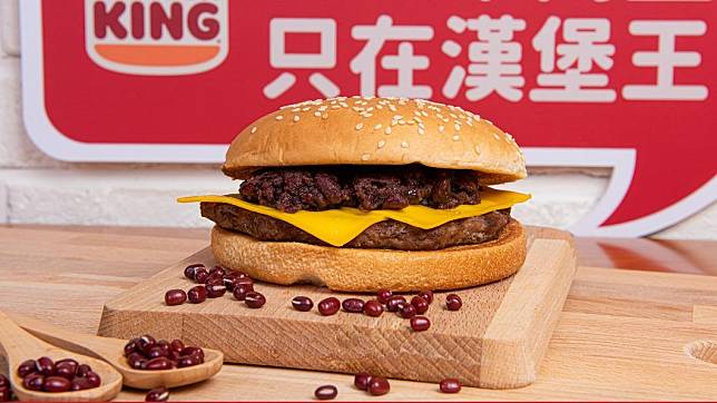 漢堡王屏東店開幕期間限定推出在地合拍火烤美味「萬丹紅豆牛肉堡」。（圖／漢堡王提供）