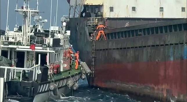 多哥籍「宏泰58」輪涉嫌破壞台灣海底電纜又拒絕停船，海巡署人員冒險強行登船以斷纜現行犯帶回。資料照片