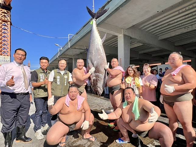 來自日本的錣山部屋力士前來屏東挑戰扛起大尾黑鮪魚。 圖：屏東縣政府/提供