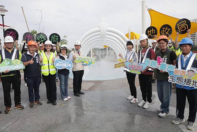 市長黃偉哲視察北安商業區市地重劃工程並開箱安南區首座特色公園。（記者林雪娟攝）