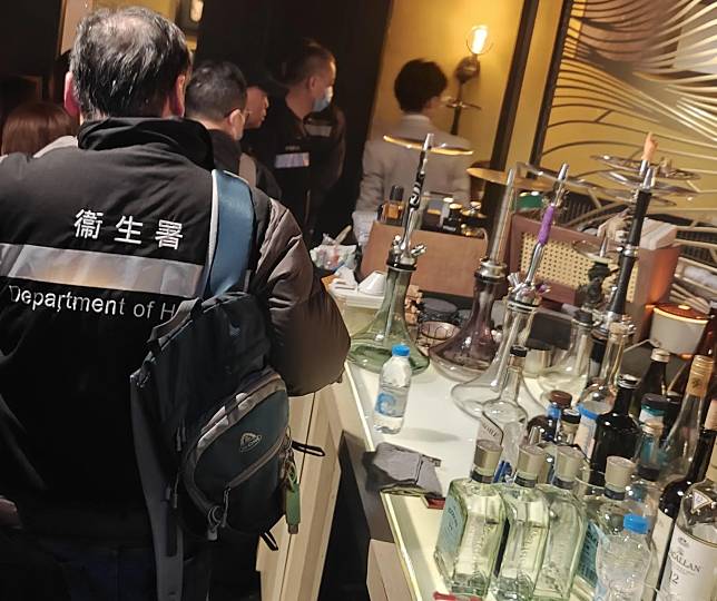 衞生署於灣仔酒吧巡查，向非法吸食水煙人士發5張定額罰款通知書