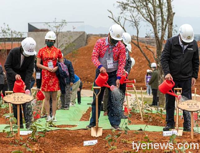 鄭文燦與蔡英文一起種茶樹，建造客家茶文化館里程碑。圖：市府提供