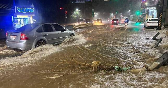 豪雨狂灌！淡海輕軌下方淹成河道　當地居民質疑：這絕對是人禍