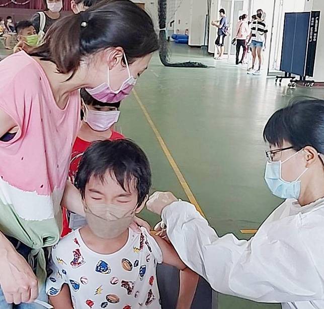 屏東縣政府拚暑假前完成校園疫苗施打。（記者毛莉攝）