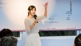 青鳥書店創辦人蔡瑞珊外型亮麗，被封為「青鳥女神」。翻攝太平青鳥臉書