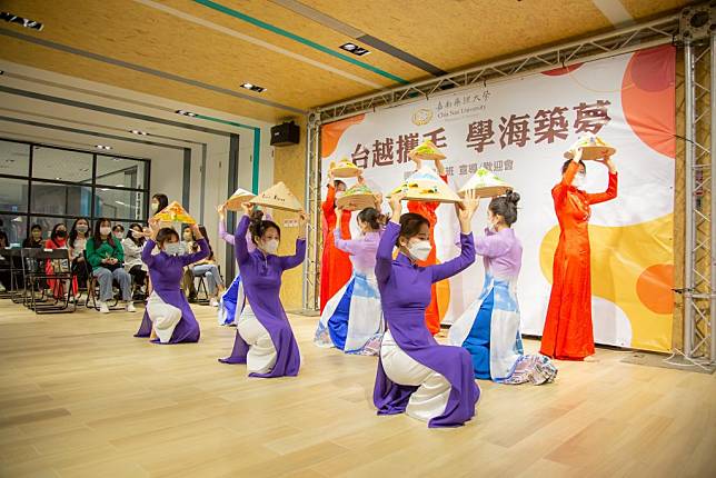 嘉藥越南學生表演越南傳統舞蹈。（記者黃文記攝）