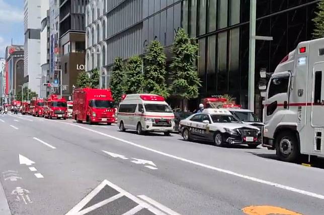警視廳與東京消防廳接獲報案後不敢大意，立即出動消防車與10多輛救護車趕往現場救援。（翻攝自@ino34_r X）