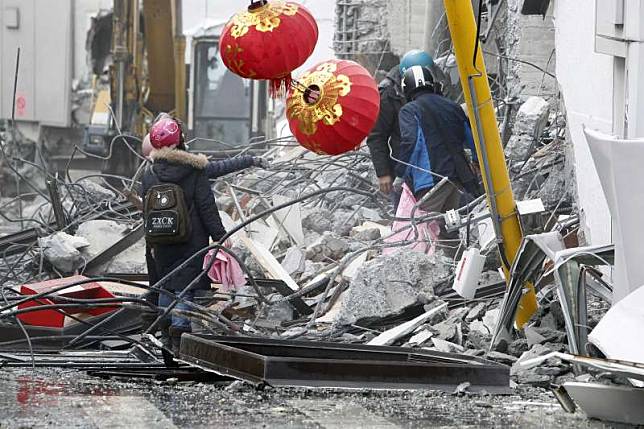 花蓮地震垮的都不算老建築。2018年2月9日，花蓮地震第4天，救災人員（AP）