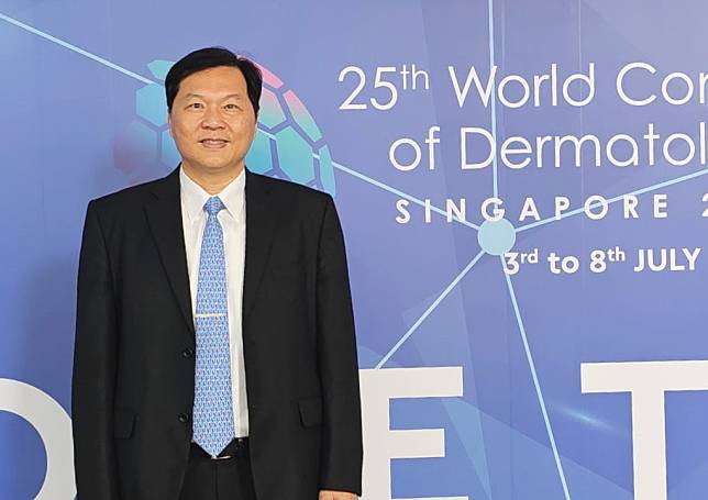 醫師王正坤參加世界皮膚科醫學會，研討如何預防雷射等醫美3大副作用。（藝群醫美集團提供）