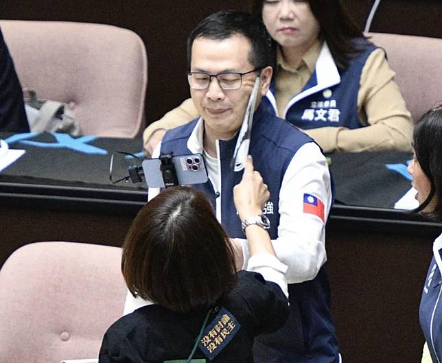 邱議瑩去年在立法院用紙扇搧打羅智強。（羅智強提供）