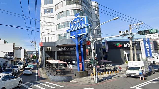 花蓮吉安麥當勞在地震中受損嚴重，將評估是否拆除。翻攝Google Maps