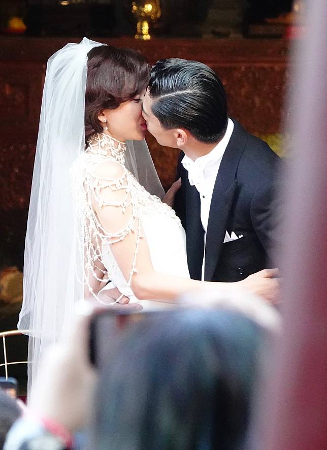 台灣第一名模林志玲今天選在爸爸的故鄉台南，與放浪兄弟成員AKIRA完成世紀婚禮，林志玲和AKIRA交換戒指後親吻。記者林伯東／攝影