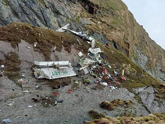 尼泊爾民營塔拉航空一架客機在喜馬拉雅山區墜毀，搜救人員尋獲22具遺體。(圖：ANI推特)
