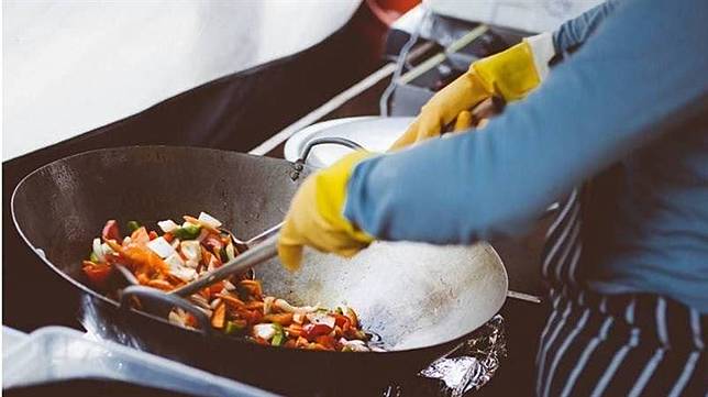 煮菜時經常會加入沙拉油、葵花油等，不過吃多恐有罹癌風險。（示意圖／翻攝自pixabay）