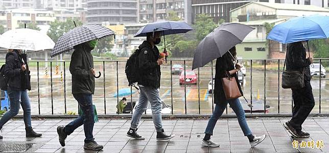 中央氣象局指出，今天(22日)受南方雲系北移影響，台中市山區有局部大雨或豪雨發生的機率，基隆北海岸及新竹、苗栗山區有局部大雨發生的機率。(資料照)