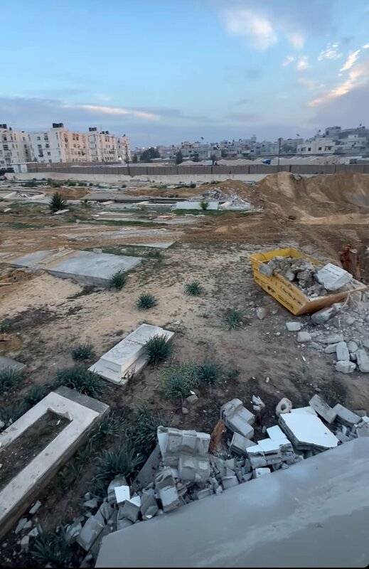 以色列軍隊破壞了加薩南部汗尤尼斯（Khan Younis）的一個墓地，挖掘並移走了屍體，聲稱是要尋找被哈瑪斯劫持的人質屍體。 圖：圖翻攝自X帳號「@misskith」