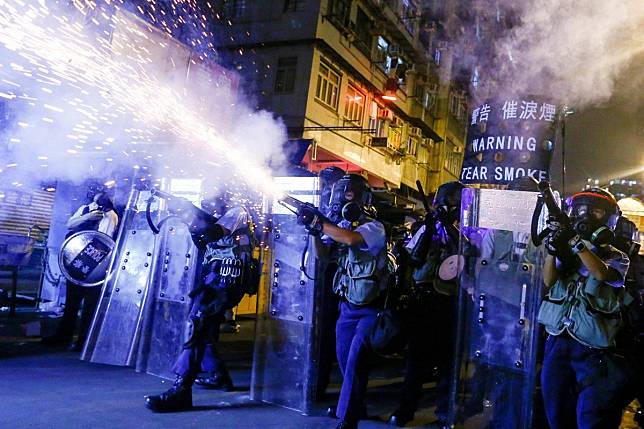Police fire tear gas against protesters in Sham Shui Po in August 2019. Photo: Reuters