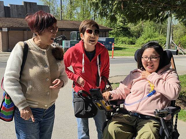 大溫哥華同鄉會會長吳清桂（左1）和秘書長房世伶 （左2）很開心看到王丰越來越好，並將之前發動募 款幫助王丰的總善款55,914加元（約台幣127萬元）支 票致贈王丰。 中央社記者程愛芬溫哥華攝　115年4月26日