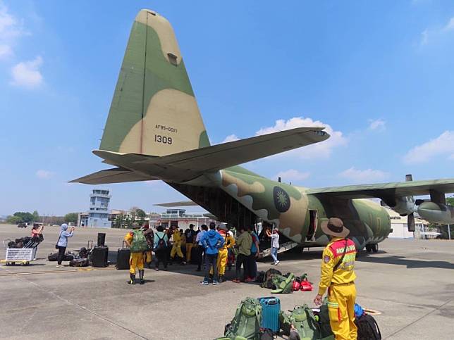 支援花蓮地震救災，空軍出動2架C-130H，載運南部3縣市60名搜救人員、5條搜救犬和近3萬磅裝備物資馳援。 圖：翻攝「臉書」國防部發言人粉絲專頁