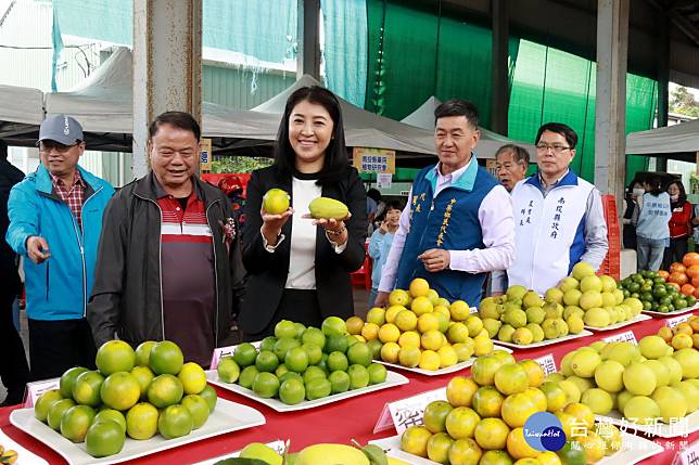 許淑華縣長為地方水果代言歡迎大家選購。（記者扶小萍攝)