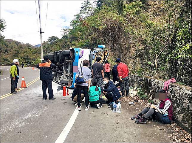 奧萬大聯外道路昨發生中巴翻車意外。(南投林管處提供)