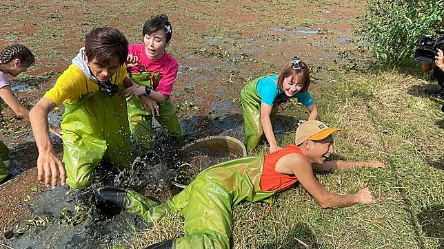 浩子發現有水蛇嚇得爬出水田 (1)