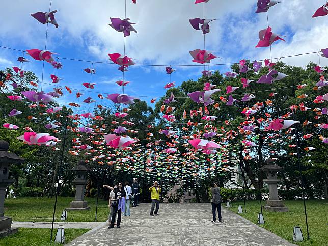 去年受地震颱風擾動，桃園觀光景點洗牌，民眾多選擇近郊型或都會帶旅遊，山區景點衰退最多。記者陳俊智／攝影





周柏吟表示，桃園近年觀光人潮持續成長，去年人數不僅比疫情前高，1月到3月也有不錯成績，但4月花蓮大地震之後，民眾本於趨吉避凶心理，山區活動變少，加上去年10月過後多個颱風登陸，各景點都受到大小程度不一影響，不只桃園，其他縣市也有同樣情況。



周柏吟表示，近來民眾為了追求安全的休憩環境，逐漸改變旅遊型態，尤其去年4月過後，人潮逐漸從山區移到都市，也使得數據呈現大溪老城區、石門水庫、角板山等第遊客減少，中壢老街溪沿岸步道異軍突起情況。除了「小龍年遊大龍門」，市府搭配台灣燈會，也規畫12條旅遊路線行銷桃園觀光。