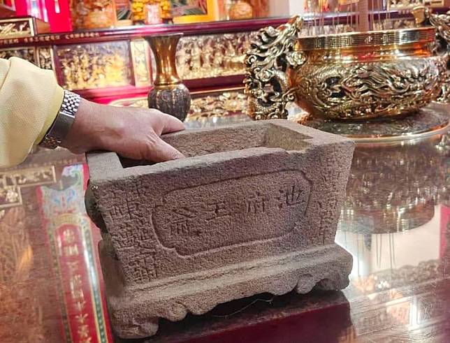 斗美三王府，廟內保存有一咸豐年間的石製古香爐，為鎮宮之寶。（記者陳金龍攝）