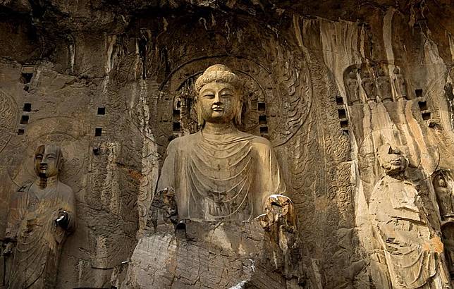 「大盧舍那像龕」是龍門石窟開鑿規模最大的摩崖像龕。（圖／翻攝百度百科）