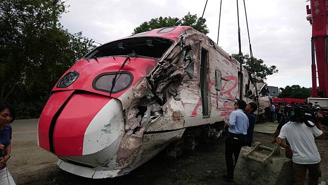 普悠瑪列車翻覆事故 最嚴重第八車廂吊出