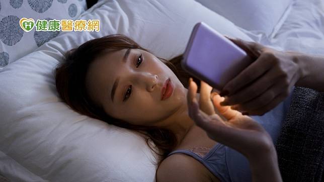 過去大家已經聽過，睡前愛滑手機、使用3C產品容易影響睡眠，但最新的研究顯示，手機的藍光還可能更進一步影響精神，導致憂鬱風險增加。