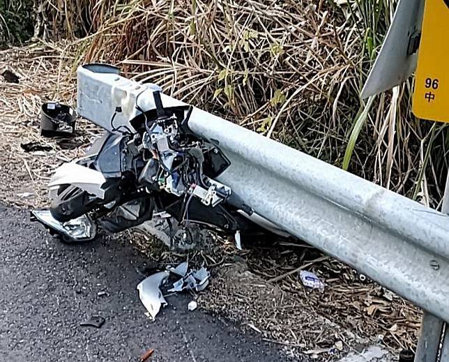 陳姓男子昨日傍晚騎機車，在過彎時自撞路旁護欄，送醫後不治。（記者陳金龍攝）