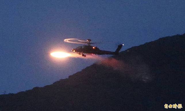 航特部夜訓，攻擊直升機掛載地獄火飛彈對敵採運動中目標鎖定攻擊。(記者蔡宗憲攝)