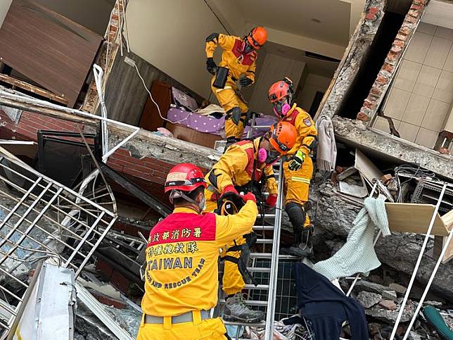 花蓮本次地震災情慘重，消防署全力搜索天王星大樓、協助民眾脫困。（圖／消防署提供）