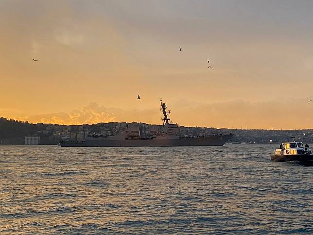 美軍「勃克級」(Arleigh Burke class)飛彈驅逐艦「尼采號(DDG-94)」在伊斯坦堡附近海岸錨泊，成為俄烏戰爭開打近1年以來美軍艦艇「最接近」黑海的新紀錄。   圖：翻攝@USNavyEurope推特