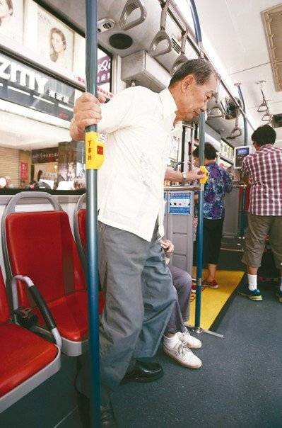 許多長者搭公車，擔心自己行動緩慢影響上下車，在公車還沒到站前就起身移動，很容易因公車急煞車而跌倒。 