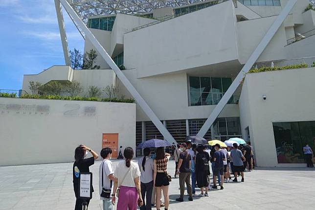 台南市美術館舉辦「亞洲的地獄與幽魂」展，26日為 開展第2天，吸引大批人潮在館外排隊等待進場參 觀。 中央社記者楊思瑞攝 111年6月26日  
